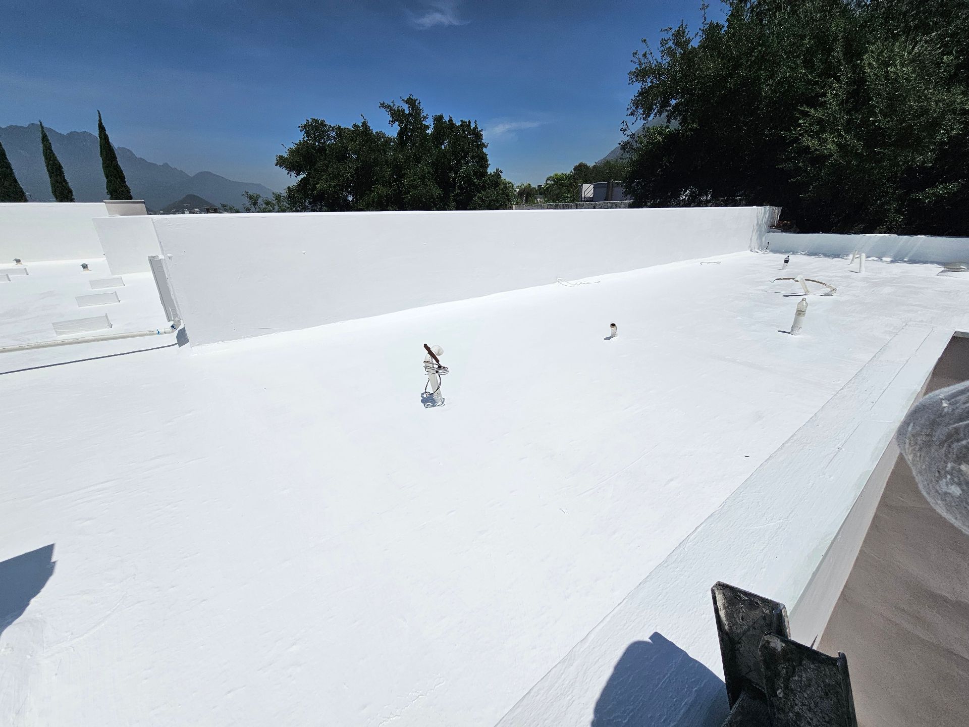 Azotea terminada con acabado acrílico blanco reflectivo