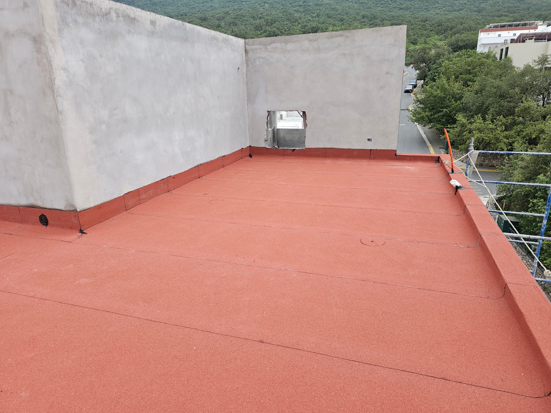 Terraza impermeabilizada con remates en muros